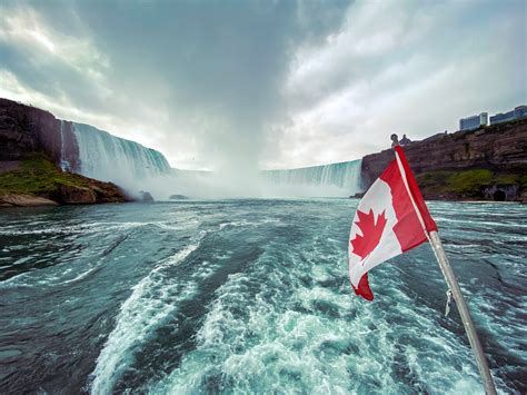 Mesmerizing Magic Performance Leaves Niagara Falls in Awe